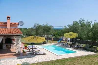 Image de Maison de vacances Rakalj pour 1 - 8 personnes avec 3 chambres à coucher - Maison jumelée