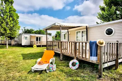 Image de Mobil-Home Confort 27m² 2 chambres + terrasse semi-couverte 18m² + Tv + Clim 4 personnes