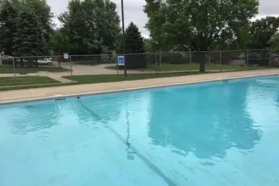 Image de Brick Ranch House avec piscine et courts de tennis / basket-ball dans une grande région.