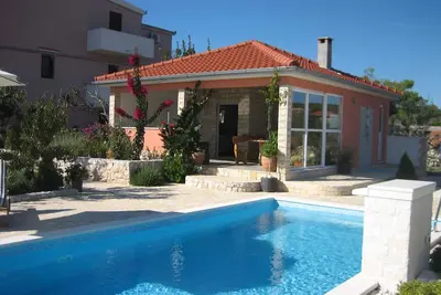 Image de Villa avec climatisation, terrasse et piscine extérieure