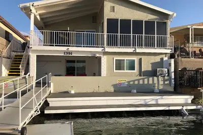 Image de Riverfront Home, récemment rénové, pour 10 personnes