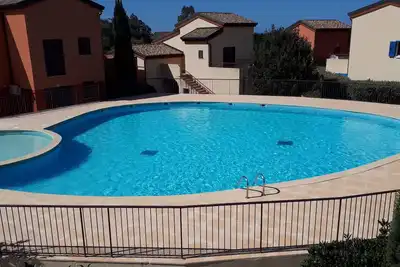 Image de T3 duplex à 10mn de la plage. Clim/Piscine. Commerces à proximité.