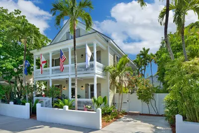 Image de \"Stars And Stripes\" ~ Magnifique maison située au coeur de la vieille ville!