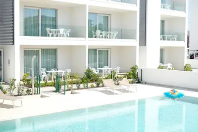 Image de Nouveau à Jesolo avec piscine, près de la mer. Appartement 1