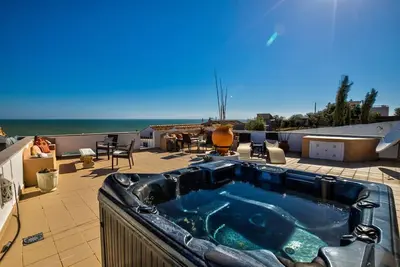 Image de Fabuleuse maison de ville avec vue sur la mer et jacuzzi sur le toit, Ă 5 minutes Ă pied de la plage
