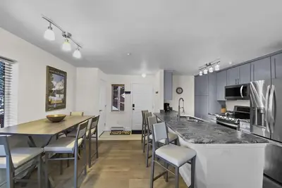 Image de Activités SkyCard Gratuites - Hot Tubs extérieurs rénovés, à quelques minutes de la ville - Swans Nest Villa 1601