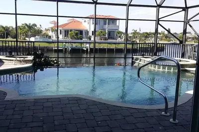 Image de Fun House maison 5 chambres au bord de l'eau - piscine et quai