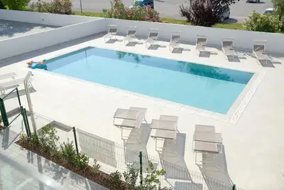 Image de Nouveau à Jesolo avec piscine, près de la mer. Appartement 4