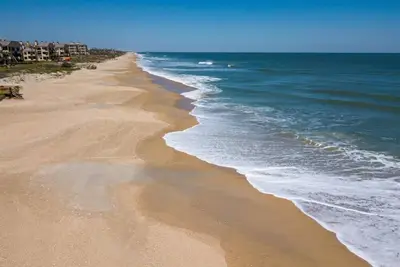 Image de Promenade Ă la plage et vues de golf intimes - dans un charmant condo