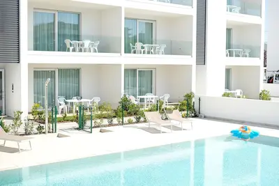 Image de Nouveau à Jesolo avec piscine, près de la mer. Appartement 8