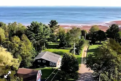 Image de Couleurs d'automne et la plage du géoparc des falaises de Fundy