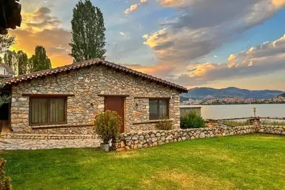 Image de À Στρινο Σπιτάκι δίπλα στην Λίμνη \/ Un chalet en pierre unique au bord du lac