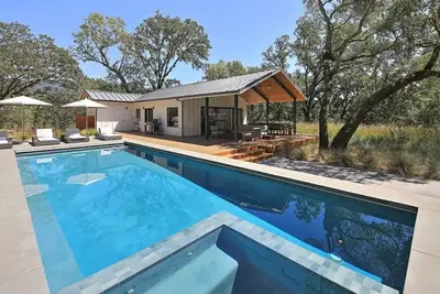 Image de Un sanctuaire chic et stylé perché sur une voie privée