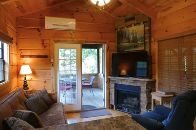 Image de Riverfront Log Cabin w \/ immense terrasse, cheminée, bain à remous, W \/ D, D \/ W et plus! (1-6 pers. )