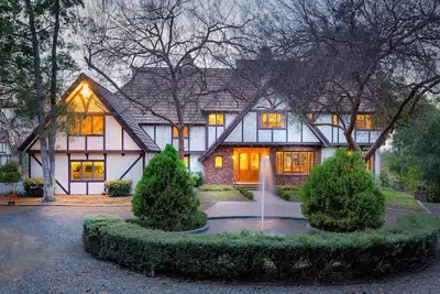 Image de Disponible DÈS Maintenant! Belle grande maison de retraite Tudor sur 40 acres paisibles