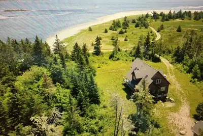 Image de Superbe maison sur la plage de Louis Head disponible Ă la location.