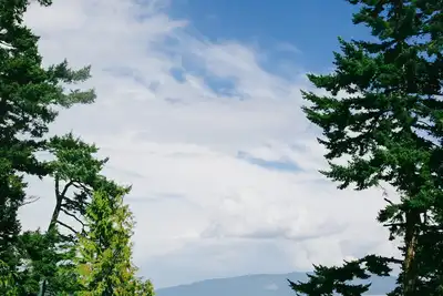 Image de Charme de la vieille île avec une vue imprenable sur la montagne, perché au-dessus de notre plage privée