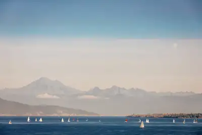 Image de Appartement avec vue panoramique sur l'eau et les montagnes, accès à une plage privée