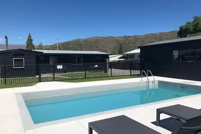 Image de Trendy Black Bach et piscine extérieure