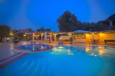 Image de Nouvellement belle villa de 4 chambres avec piscine privée à Agios Mathaios.