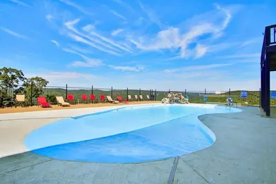 Image de Studio de luxe au dernier étage avec vue principale, piscine intérieure