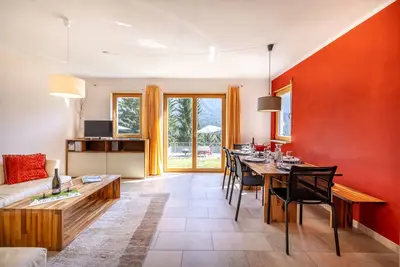 Image de Très belle maison familiale en rangée plus petite sur le sommet de la montagne avec une merveilleuse