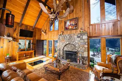 Image de Nouveau: River Ranch - Luxe, bain à remous, table de billard, ruisseau de truite, étangs