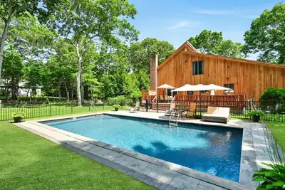 Image de Belle maison East Hampton avec bain Ă remous et piscine