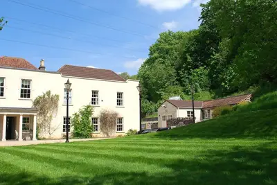 Image de Propriété géorgienne avec piscine intérieure située près de Bath historique et de Bristol animé