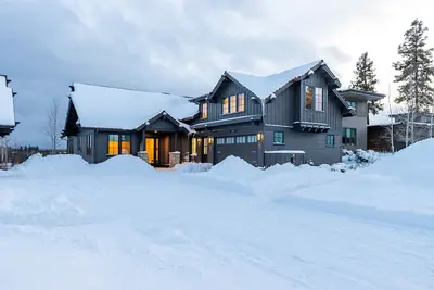 Image de 5 chambres / 5 salles de bain, Ă 25 minutes du mont. Bachelor, bain Ă remous, foyer, vue sur la montagne!