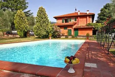 Image de Villa Belletto: Une villa élégante et accueillante de deux étages dans le style caractéristique de la campagne toscane.