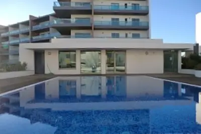 Image de Bel appartement ensoleillé avec piscine intérieure chauffée, jacuzzi et grande piscine extérieure