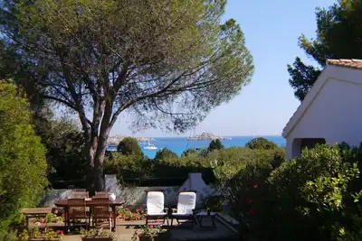 Image de 30 mètres de la mer. 2 chambres à coucher, 2 salles de bains. Barbecue. Wifi. Billets de bateau à prix réduit.
