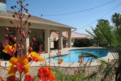 Image de Détendez-vous dans une maison récemment rénovée avec piscine chauffée avec bar à barbecue et terrasse de divertissement