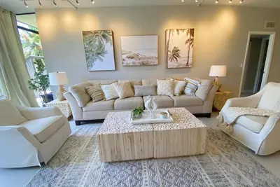 Image de Design d'intérieur 2018 avec patio de 550 pieds carrés - Accès direct à la plage privée