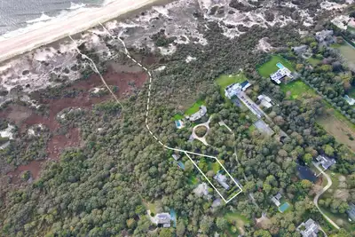 Image de Spectaculaire nouvelle maison de plage en bord de mer avec accès privé à la plage et piscine chauffée