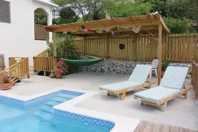 Des vues spectaculaires sur la mer des Caraïbes vous attendent dans cette maison lumineuse et aérée.