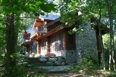 Image de Magnifique chalet en rondins et en pierre du lac Michigan
