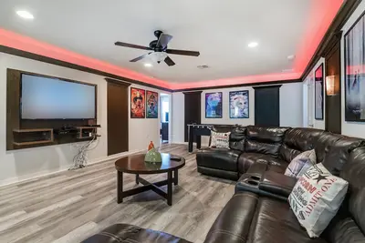 Image de 5 * Resort 8 chambres / 6 salles de bain / 12 lits / 20 personnes Vue sur le lac Piscine privée / Spa 6 miles