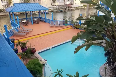 Image de Salon spacieux avec une vue magnifique sur la piscine et le canal