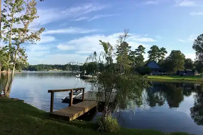 Image de Maison mise à jour sur Lakefront Estate avec quai privé et terrain