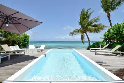 Villa Paradisiac, en bord de mer, piscine à débordement et moderne