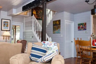 Image de Maison récemment rénovée au bord du lac!