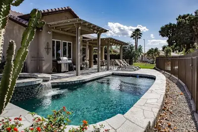 Image de Superbe piscine \/ terrain de golf maison en face de l'Empire Concert & Polo Grounds