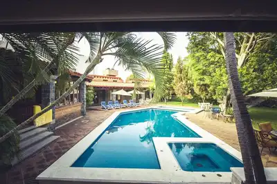 Image de Superbe propriété, avec de grands espaces, belle piscine.