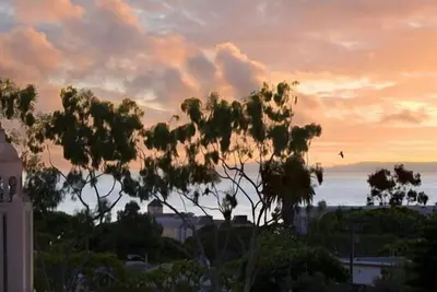 Image de Vue spectaculaire sur l'océan et la lumière de la ville Accueil + Étapes vers les restaurants / boutiques / plage
