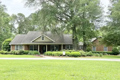 Image de 5 Br maison de style ranch propre et confortable