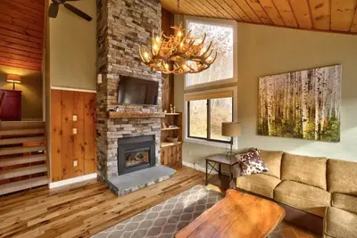Image de Spacious End Unit Townhouse dans un excellent emplacement!
