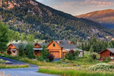 Image de Magnifique Big Sky Home! 4 Br, 3 Ba. 9 personnes! Jacuzzi!