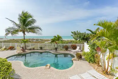 Image de True Beachfront Home Directement Sur Des Sables Blanches De Sucre Avec Piscine CHAUFFÉE - Idyllic